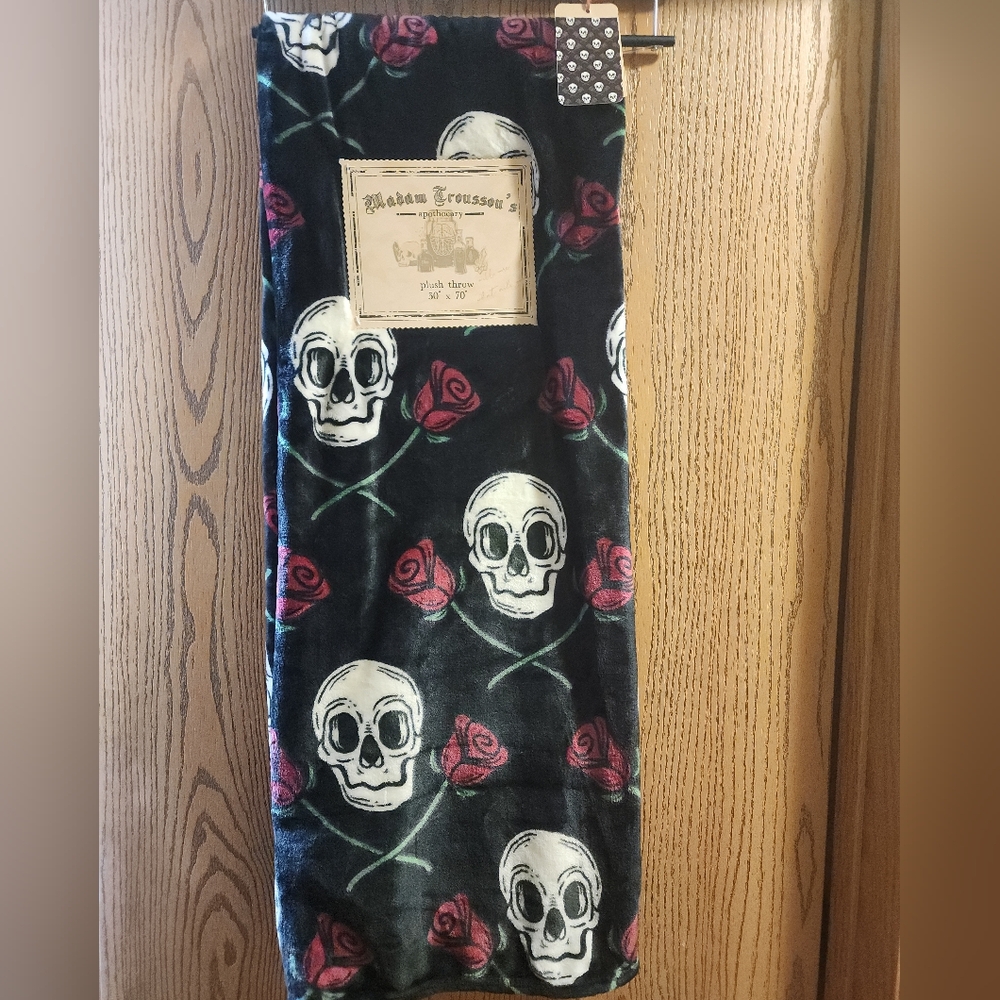 NWT SKULL💀&🌹ROSE SOFT PLUSH BLANKET 💀🌹💀🌹💀🌹
